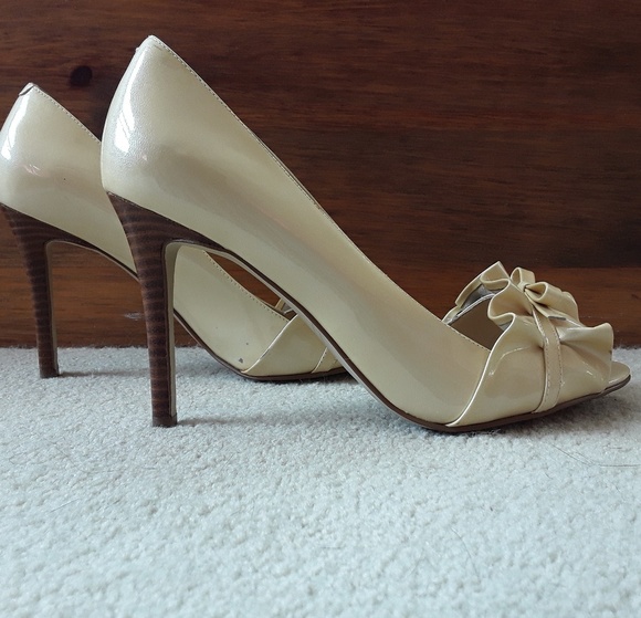 Enzo Angiolini cream/gold ruffle heels 8 - Picture 3 of 7